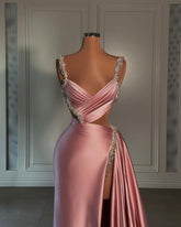 Glamuroso vestido de fiesta de satén rosa con tirantes largos, abertura frontal, cuentas y volantes